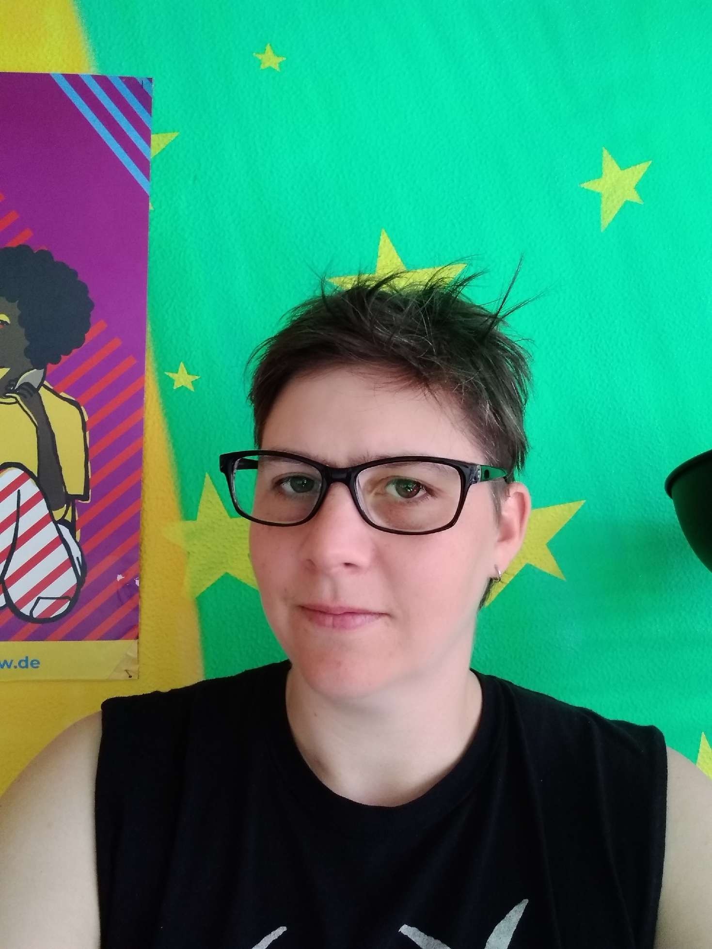 Foto von Leo vor einer bunten Wand